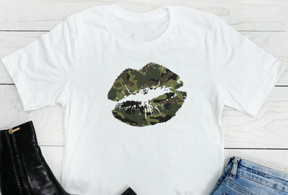 Adorable Short Sleeve T-Shirt - Graphic Camo Kiss